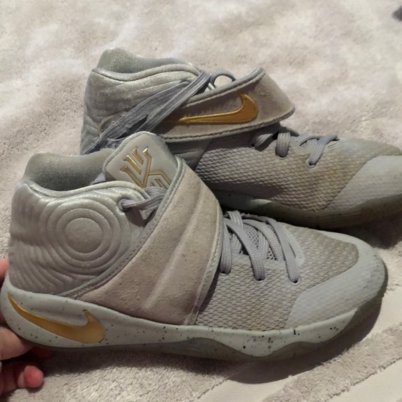 Boys Nike Kylie 2’s   Gently used youth size 6.5 - Picture 2 of 6